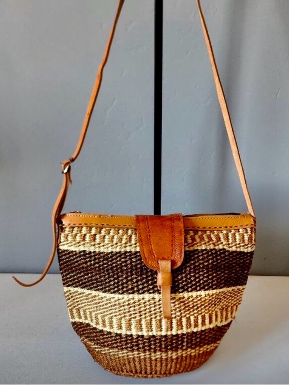 Straw sisal leather trim crossbody “market bag” tote, versatile, adjustable EUC